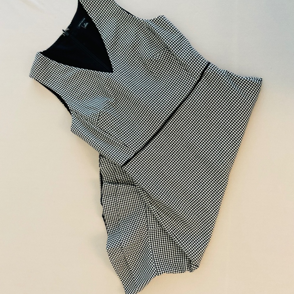 Ann Taylor Houndstooth Flounce Sheath Dress, size 00